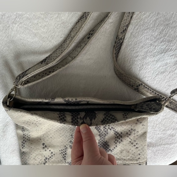 CoFi genuine leather Jess grey snake print crossbody bag - Picture 3 of 6